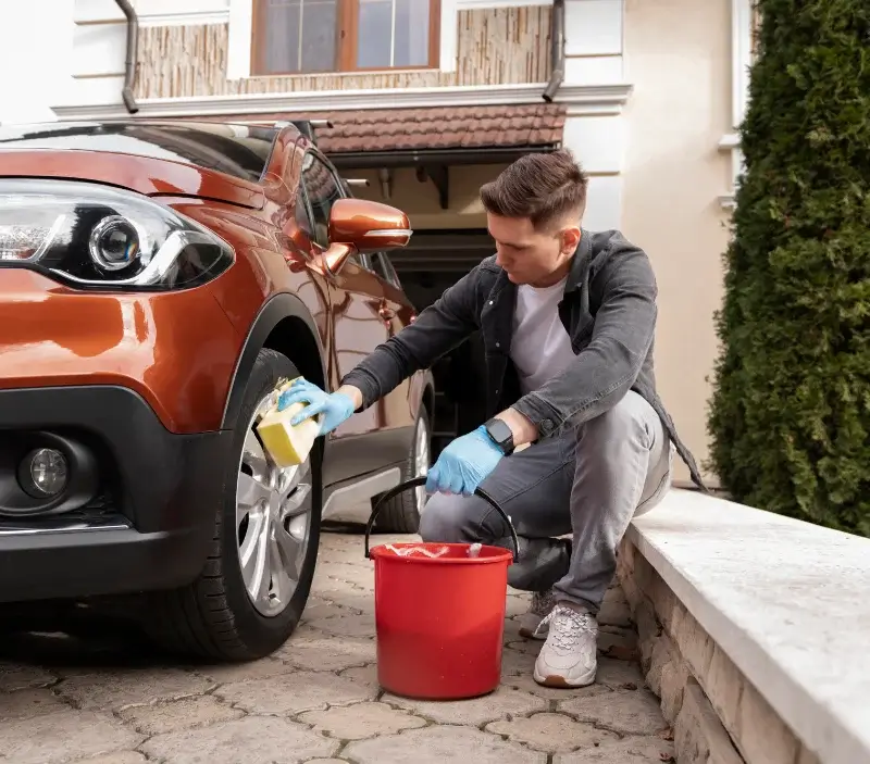 Lavage auto à domicile Saint-Martin-le-Colonel : professionnel intervenant sur un véhicule
